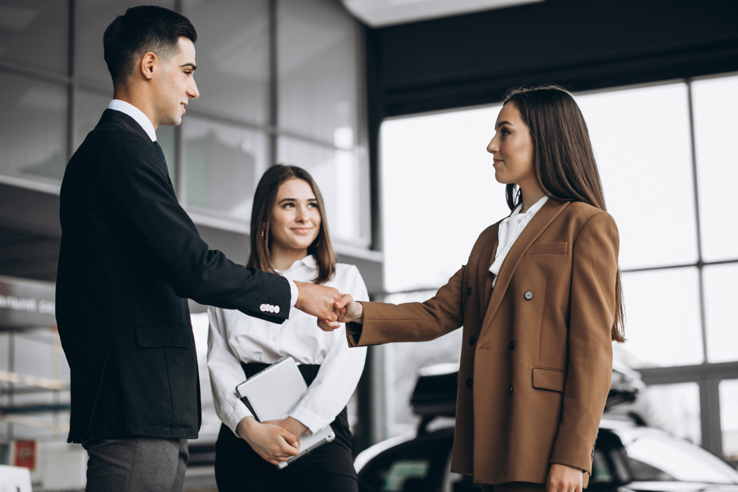 hombres-mujeres-negocios-trabajando-tableta-oficina